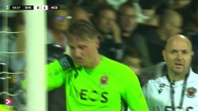 Marcin Bułka trafiony kubkiem z piwem. Długo nie podnosił się z murawy