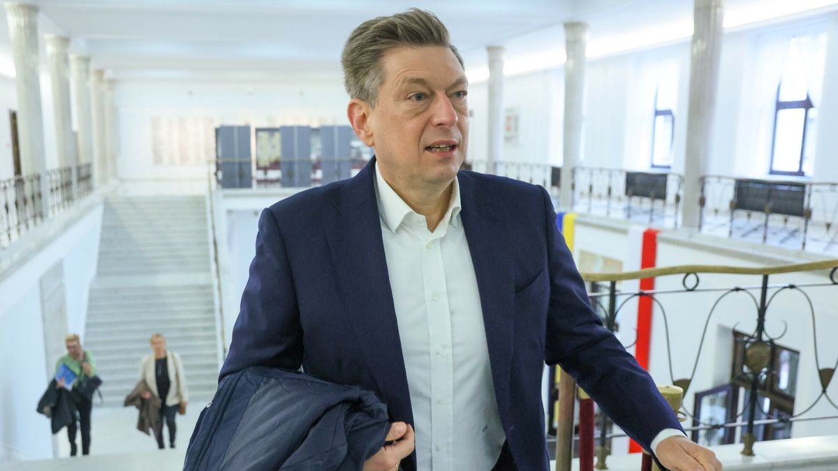 66. posiedzenie Sejmu IX kadencji
Fot. Wojciech Olkusnik/East News,  Warszawa, 16.11.2022. 66. posiedzenie Sejmu IX kadencji. Posiedzenie klubu Platformy Obywatelskiej w sprawie wybuchu pocisku rakietowego w Przewodowie k. granicy z Ukraina.
N/z: Mariusz Witczak
Wojciech Olkusnik