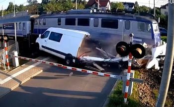 Był na torach, gdy zamknęły się rogatki. Wstrząsające nagranie w sieci