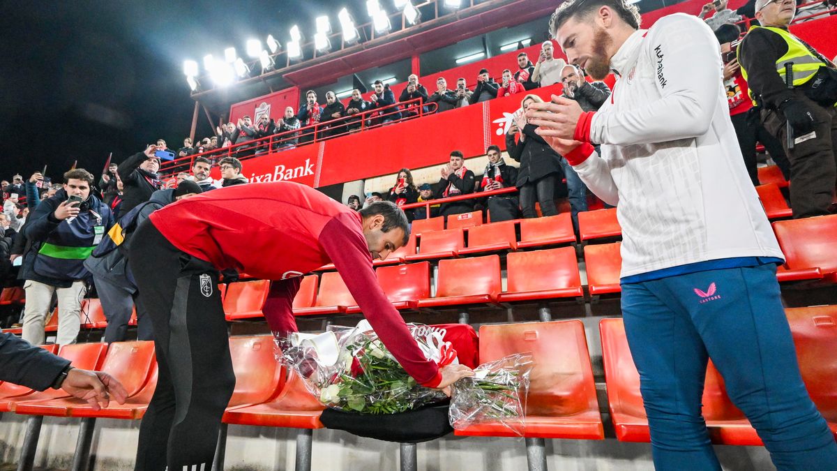 PAP/EPA / PAP/EPA/Miguel Angel Molina / Przed meczem upamiętniono zmarłego podczas meczu kibica