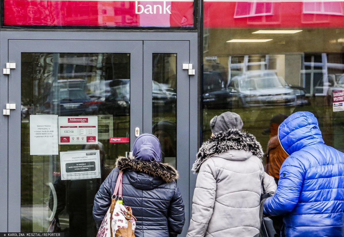 Pracownicy banków apelują o rozsądek. "Klient stał w kolejce 3 godziny, aby zapytać o ofertę"