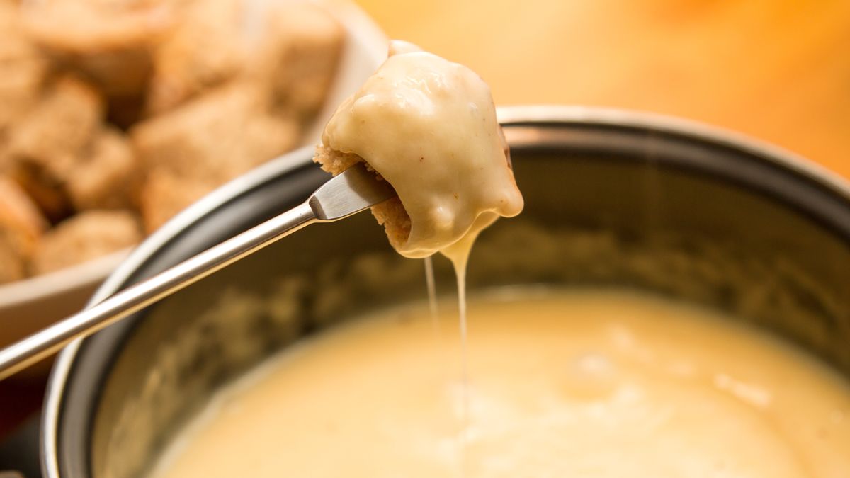 W szwajcarskim fondue najczęściej macza się chrupiącą bagietkę 