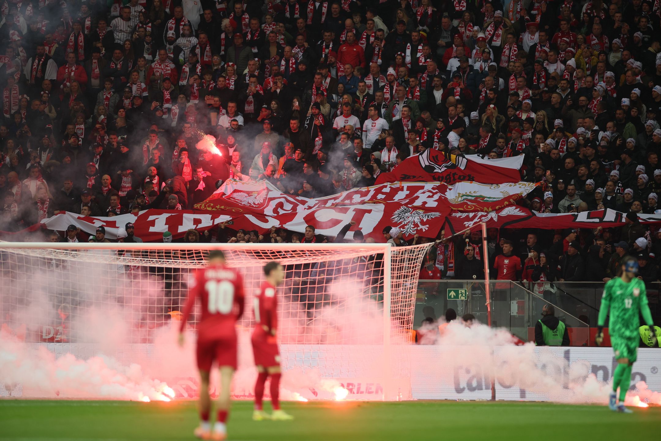 Race rzucone na boisko
Leszek Szyma�ski
kwalifikacje, mecz, pi�karska reprezentacja Polski, pi�karze, Polska Holandia