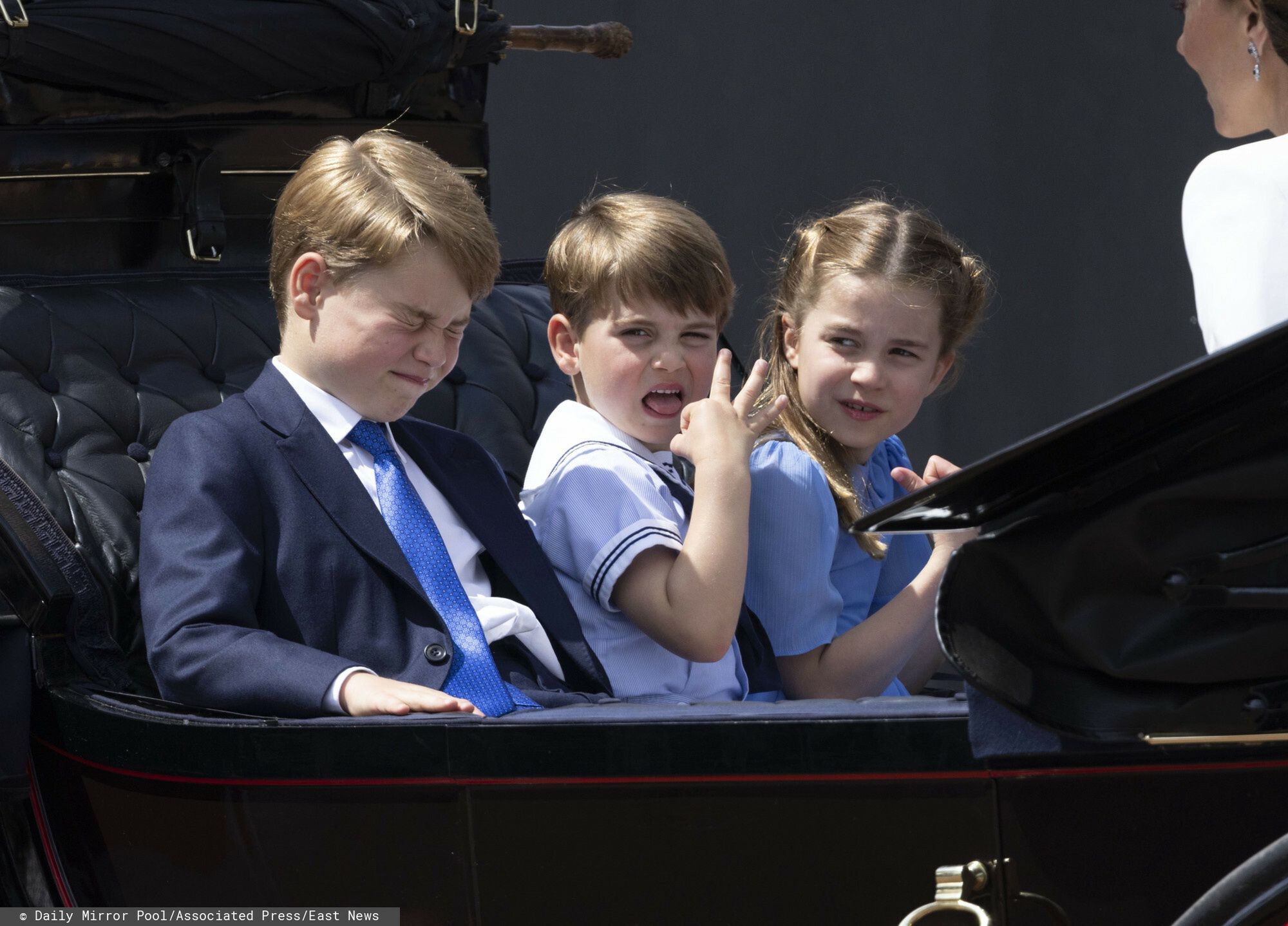 Dzieci Kate i Williama dokazują na jubileuszu królowej... To one są największymi gwiazdami wydarzenia? 