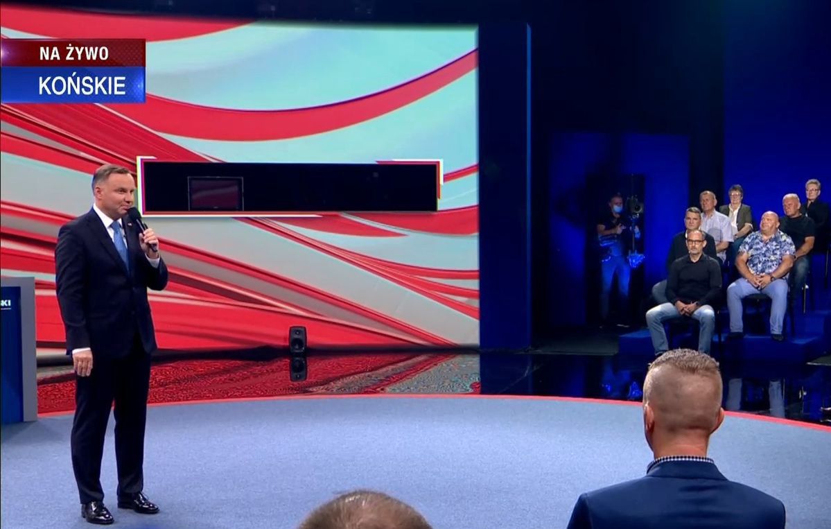 Kadr z debaty TVP w Końskich. Internauci rozpoznali wsród uczestników spotkania działaczy PiS i Solidarnej Polski