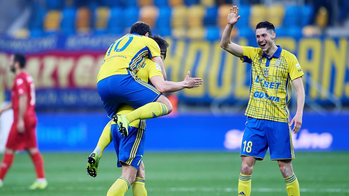 PAP / Adam Warżawa / Na zdjęciu: radość piłkarzy Arki Gdynia Marko Vejinovica (z prawej) i Luki Zarandii (z lewej) po strzeleniu gola