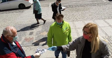 Koronawirus. 10 tys. zł grzywny za rozdawanie maseczek. Mieszkańcy chcą pomóc ukaranej dyrektorce MDK