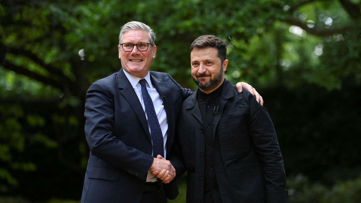 Wo?odymyr Ze?enski w Londynie
Britain's Prime Minister Keir Starmer (L) shakes hands with Ukraine's President Volodymyr Zelensky (R) at 10 Downing Street, central London, on June 23, 2025 for a bilateral meeting on the eve of the NATO Summit. (Photo by Jaimi Joy / POOL / AFP)
JAIMI JOY