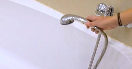 Bolące plecy przy myciu wanny? Sprawdź prostą sztuczkę