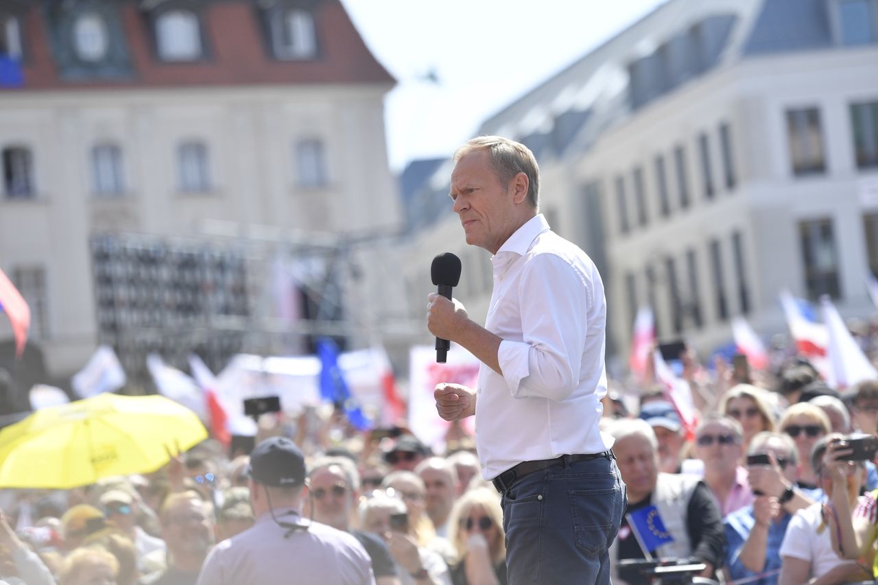 Donald Tusk przemawiający na marszu 4 czerwca