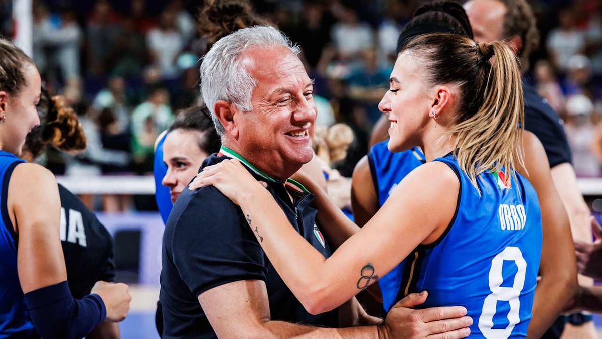 Materiały prasowe / FIVB / Julio Velasco z Alessią Orro