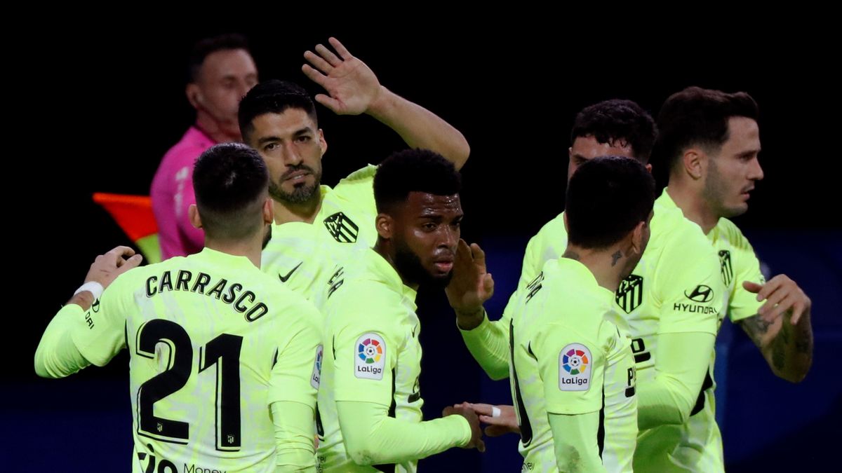 piłkarze Atletico Madryt cieszą się z bramki Luisa Suareza
