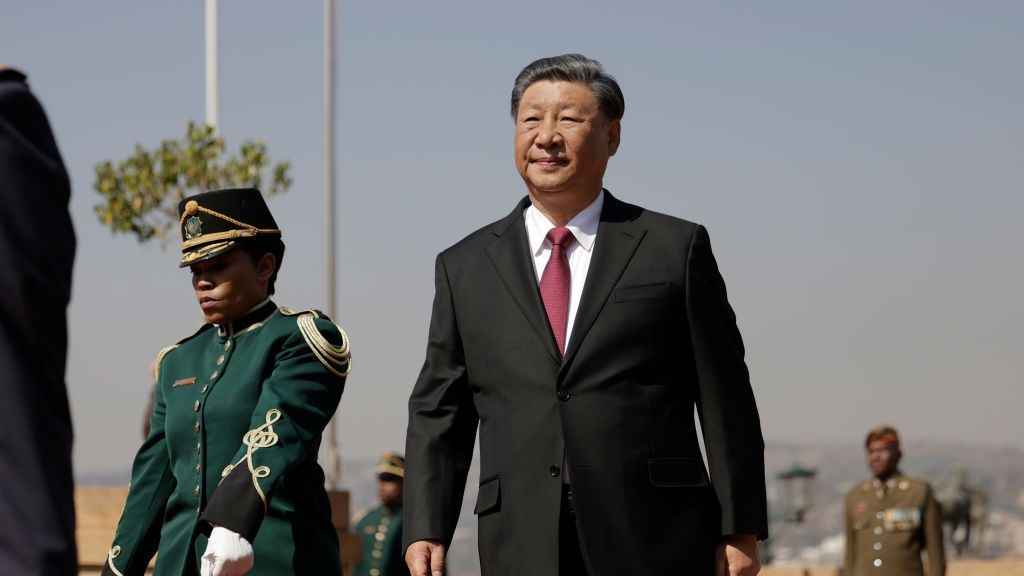 Przywódca ChinXi Jinping, , przybywa na wizytę państwową przed s