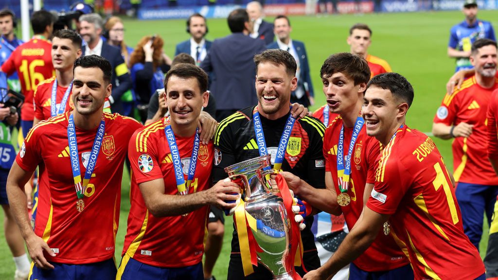 Getty Images /  Richard Pelham / Na zdjęciu od lewej:  Mikel Merino, Mikel Oyarzabal, Unai Simon, Robin Le Normand i  Martin Zubimendi