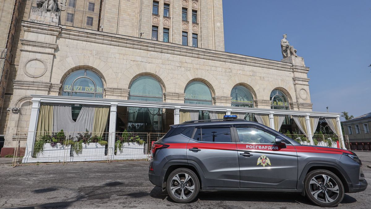 epaselect epa13146747 A Russian Federal Service of Troops of National Guard car stands in front of the 'Balzi Rossi' restaurant in Kudrinskaya Square, Moscow, Russia, 02 August 2026. According to Russia's National Anti-Terrorism Committee (NAC), an improvised explosive device (IED) detonated outside the entrance to the restaurant on the evening of 01 August, killing three people, including an unidentified woman carrying the device, and injuring more than 20 others. Federal authorities have opened a criminal investigation into the blast. EPA/SERGEI ILNITSKY Dostawca: PAP/EPA.