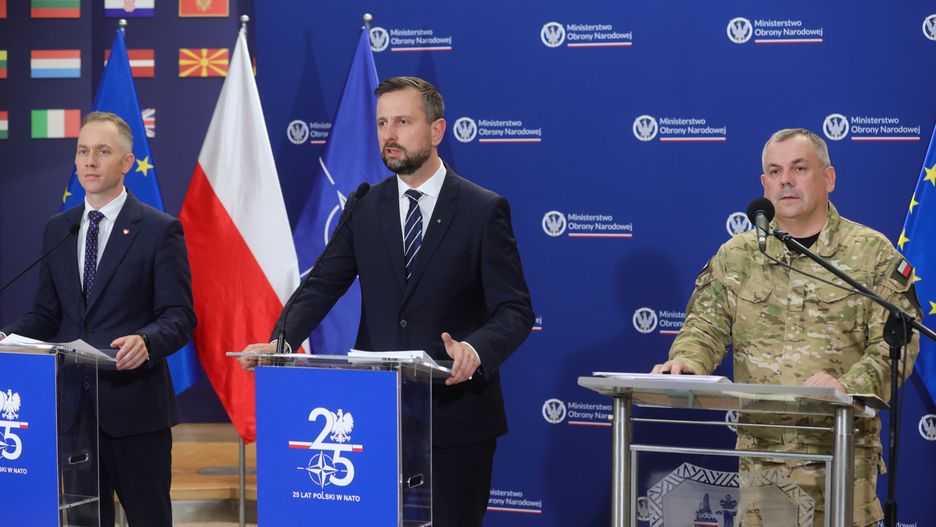 W�adys�aw Kosiniak-Kamysz, Cezary Tomczyk, Wies�aw Kuku�a
Warszawa, 11.06.2024. Wicepremier, minister obrony narodowej W�adys�aw Kosiniak-Kamysz (C), wiceminister obrony narodowej Cezary Tomczyk (L) oraz szef Sztabu Generalnego gen. Wies�aw Kuku�a (P) podczas konferencji prasowej w siedzibie MON w Warszawie, 11 bm. (jm) PAP/Rafa� Guz
Rafa� Guz
konferencja, MON, prasowa