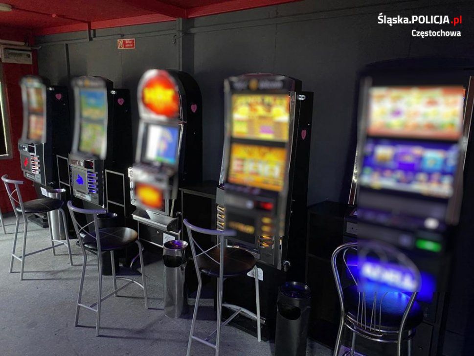Śląskie. Policjanci w Częstochowie znaleźli 5 nowych nielegalnych automatów w salonie gier, w którym wcześniej wykryli już podobne urządzenia.
