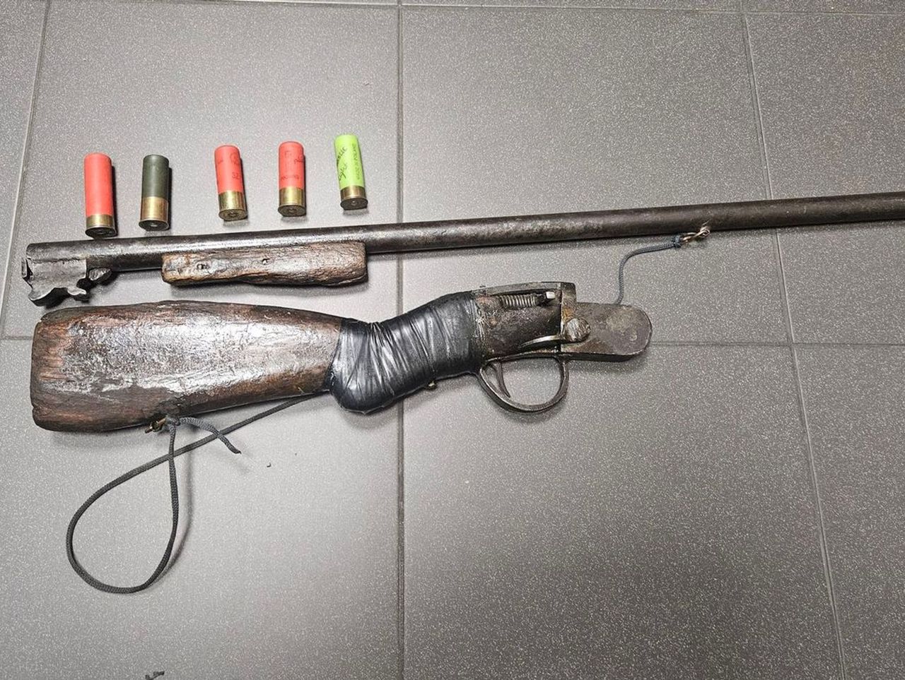 Janów Lubelski: 63-latek postrzelił się podczas czyszczenia broni. Poszkodowany mężczyzna trafił do szpitala