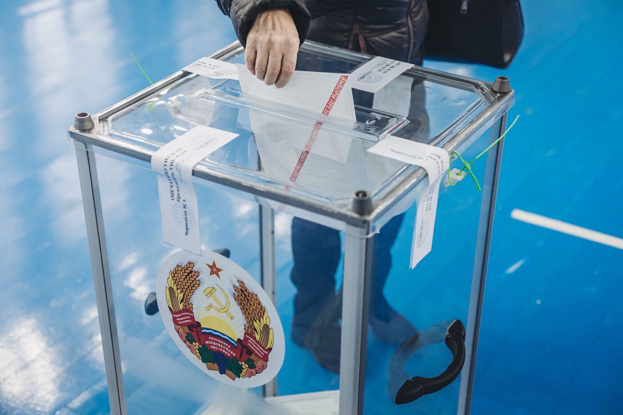 Moldovan authorities claim that Russian diplomats illegally printed ballot papers in Transnistria.