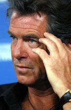 Pierce Brosnan naprawia plac zabaw