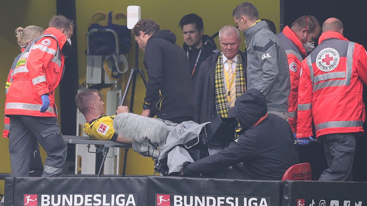 PAP/EPA / FRIEDEMANN VOGEL / Na zdjęciu: Marco Reus opuszczający boisko na noszach