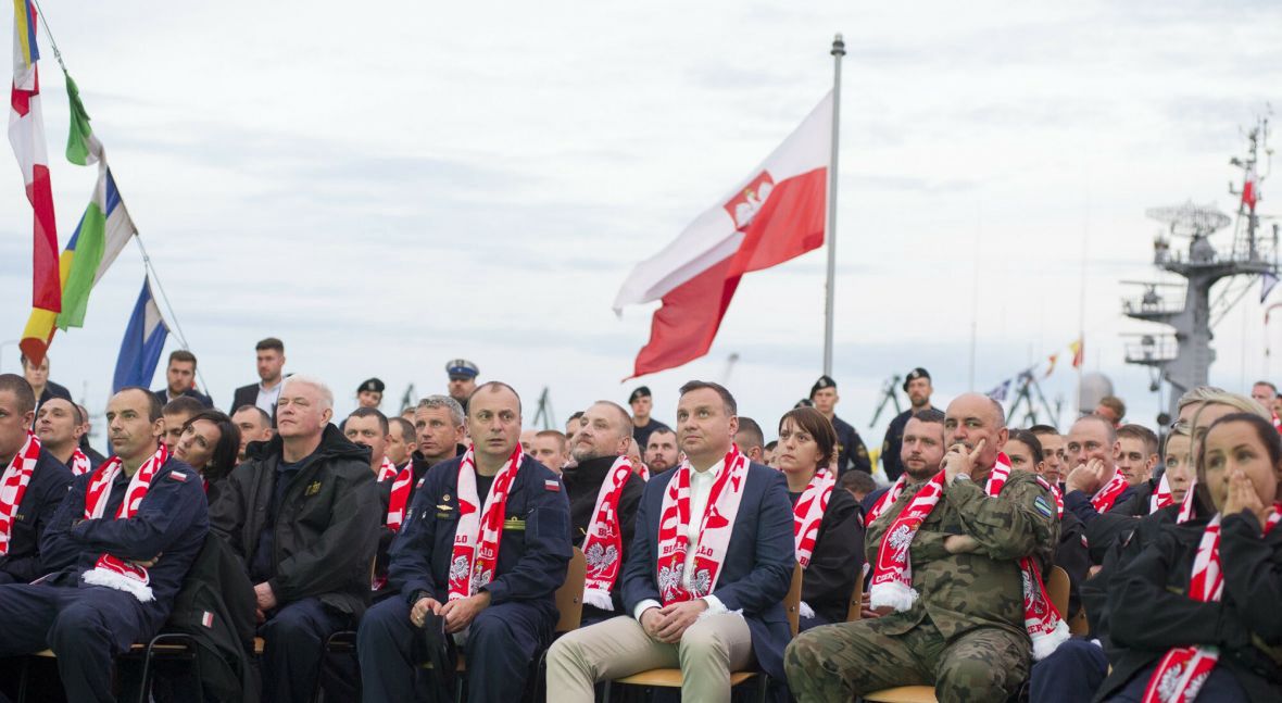 Prezydent Andrzej Duda ogląda z marynarzami z ORP "Kazimierz Pułaski" mecz piłkarskich mistrzostw świata. Leciwa fregata nadal stanowi trzon naszej MW, ale to ma się zmienić