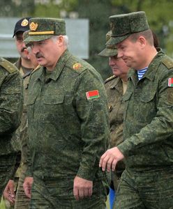 W co gra Łukaszenka? "Białorusini masowo dostają wezwania do komisji wojskowych"