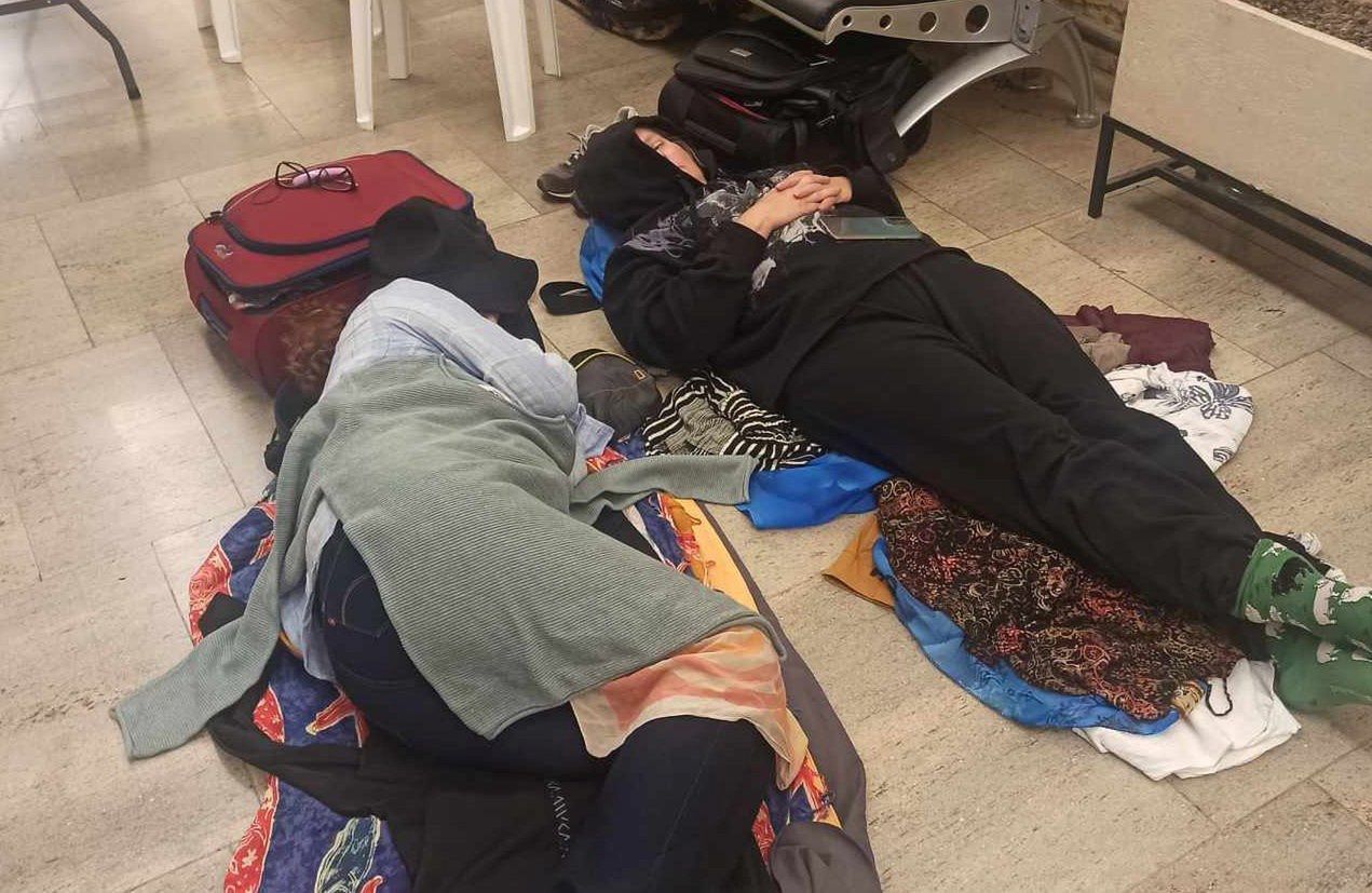 Polacy koczują na lotnisku w Izraelu. Chaos, brak informacji i opieki