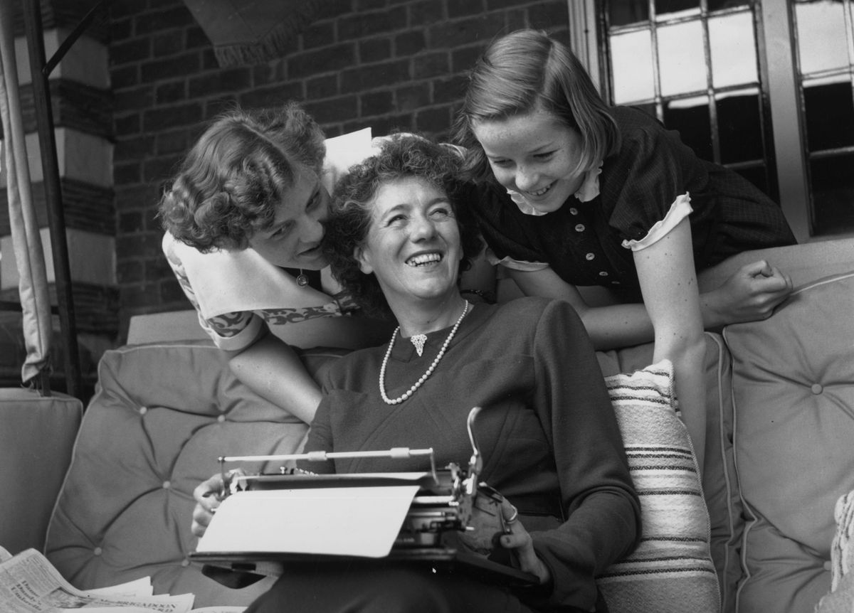 Enid Blyton, popularna angielska autorka książek dla dzieci z jej dwiema córkami Gillian (po lewej) i Imogen (po prawej)