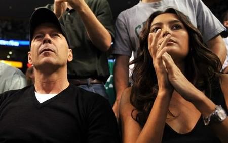 Bruce Willis z dziewczyną Emmą Heming na meczu NBA