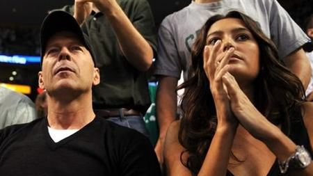 Bruce Willis z dziewczyną Emmą Heming na meczu NBA