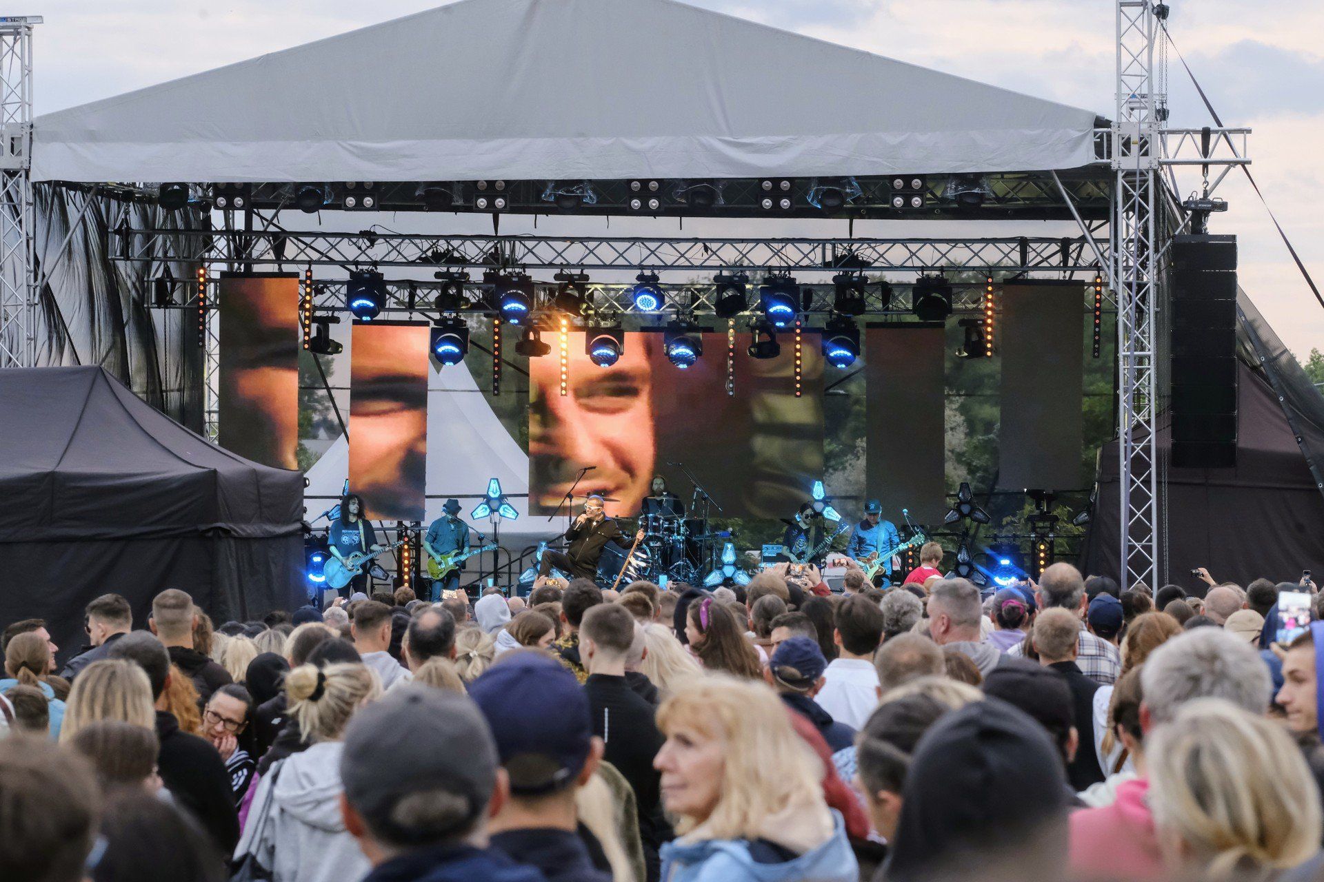 Mimo odstraszającej pogody mieszkańcy Lubonia tłumnie bawili się w parku Papieskim na Dniach Lubonia. Finałem imprezy był koncert słynnego zespołu Wilki z Robertem Gawlińskim.
