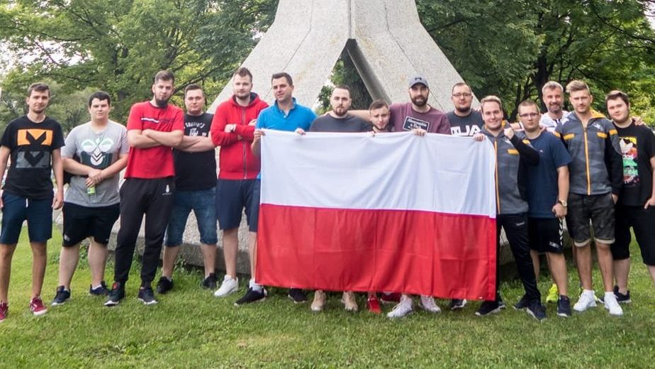 Zawodnicy AGO Esports i Team Kinguin