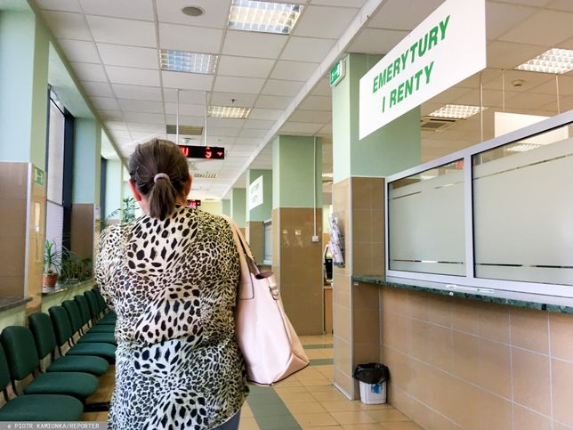 ZUS straszy, że emerytury osób dopiero wchodzących na rynek pracy będą o połowę niższe niż teraz. Na państwo nie ma co liczyć. Konieczne jest dodatkowe oszczędzanie. Policzyliśmy, ile pieniędzy trzeba odkładać, żeby "oszukać demografię".