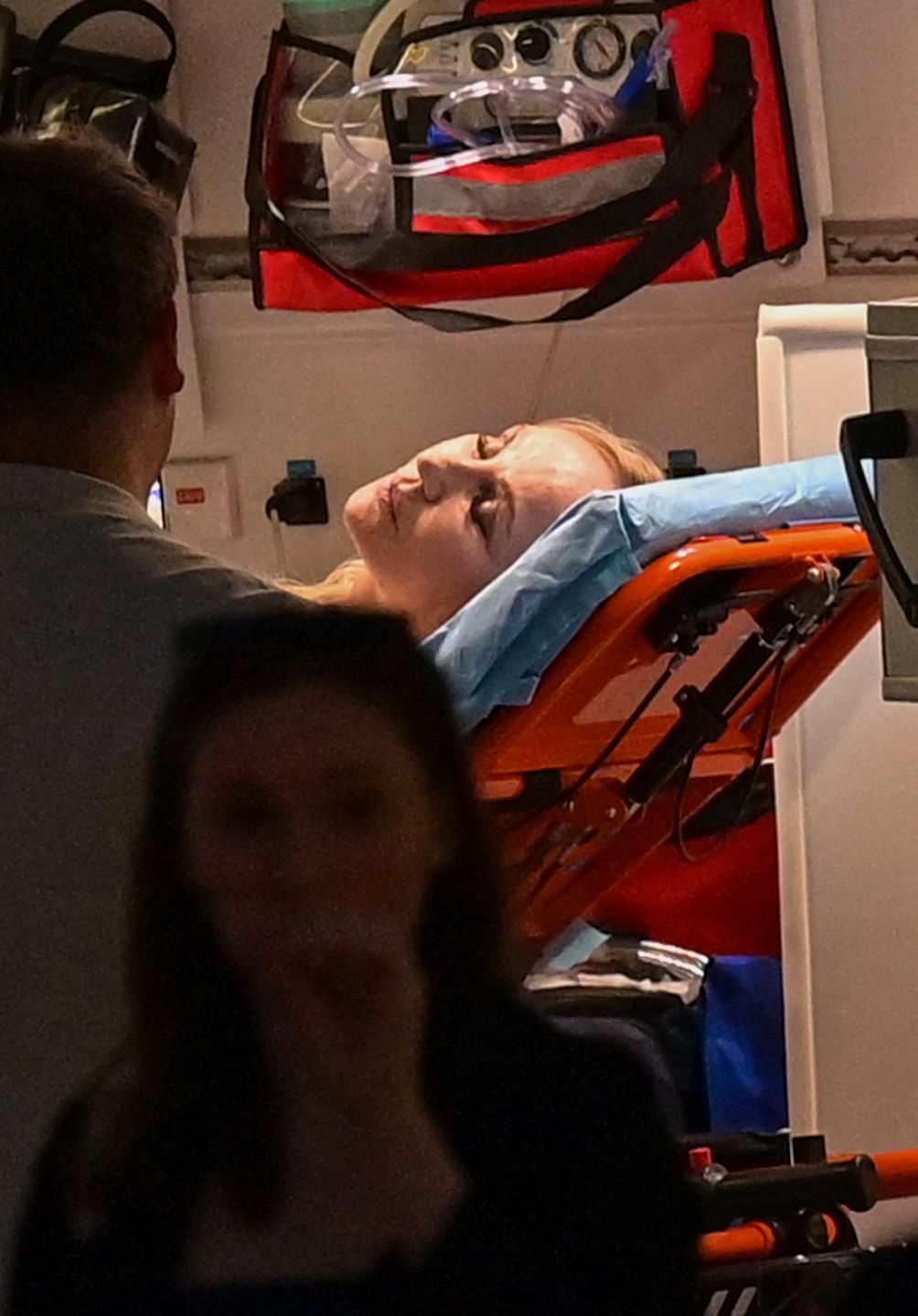 Karetka zabiera Helenę Deeds z premiery filmu