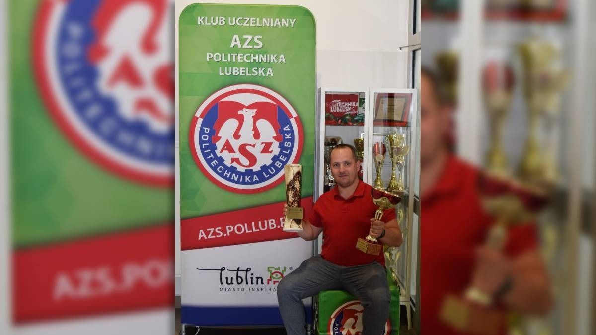 Prezes Jakub Kańkowski trzyma puchary