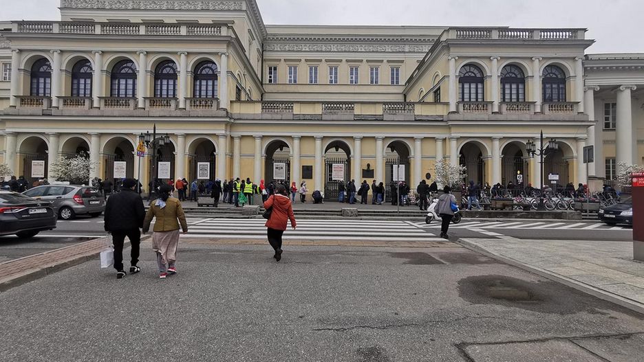 Koronawirus. Kolejny dzień szczepień. W Warszawie gigantyczna kolejka