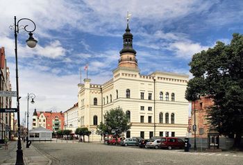 94-latek pokonał ponad 200 schodów, by wejść na głogowską wieżę ratuszową. Pan Michał podróżuje i cieszy się każdym dniem