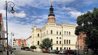 94-latek pokonał ponad 200 schodów, by wejść na głogowską wieżę ratuszową. Pan Michał podróżuje i cieszy się każdym dniem