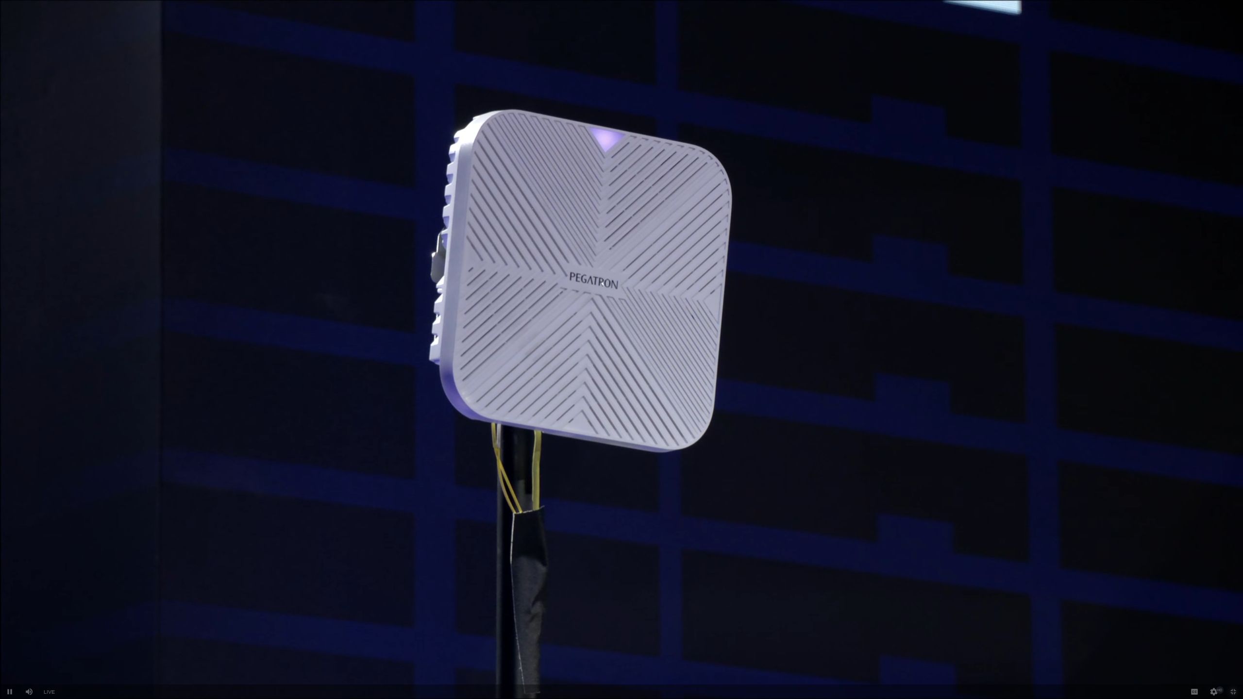 Mobilna stacja bazowa sieci 5G Intela przy współpracy z Pegatronem.