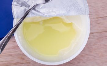 Widzisz "wodę" na jogurcie? Gastrolog mówi, co wtedy zrobić