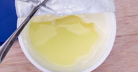 Widzisz "wodę" na jogurcie? Gastrolog mówi, co wtedy zrobić