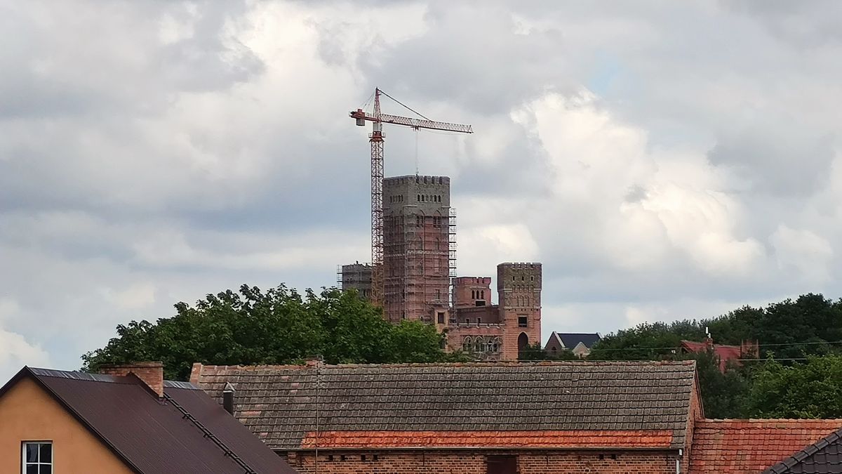 Zamek jeszcze przez długi czas może górować nad Puszczą Notecką. 