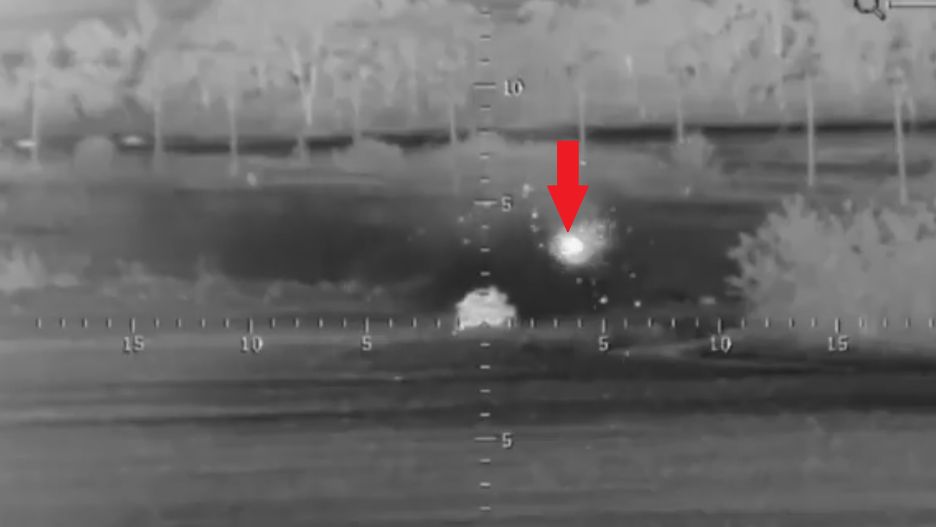Ukraiński M2A2 Bradley tuż przed trafieniem drugim Kornetem.