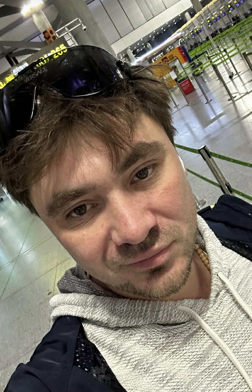 Daniel Martyniuk na lotnisku