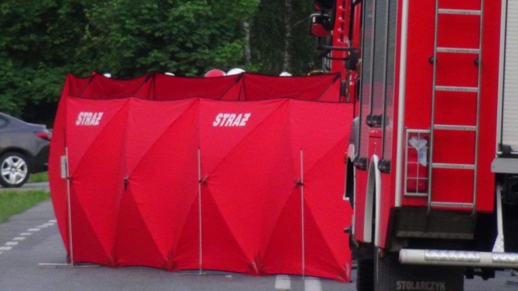 Tragiczny wypadek podczas odbioru odpadów. Kierowca wjechał w tył śmieciarki. Nie żyje pracownik