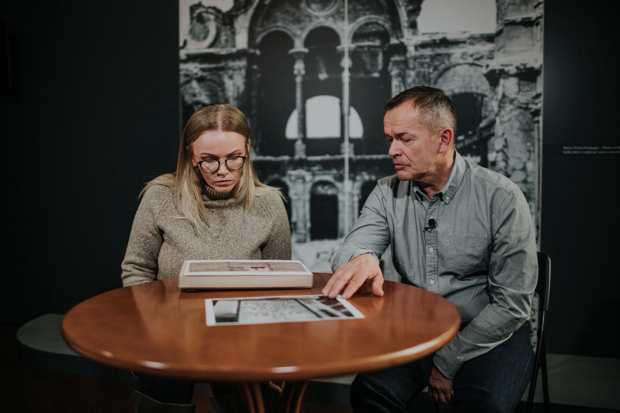 Katarzyna Konieczna i jej ojciec Wiesław przeglądają dokumenty Leokadii Rożniewskiej w Muzeum Żydów Częstochowian