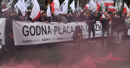 Rolnicy protesują w Warszawie. "Umrzemy śmiercią naturalną"