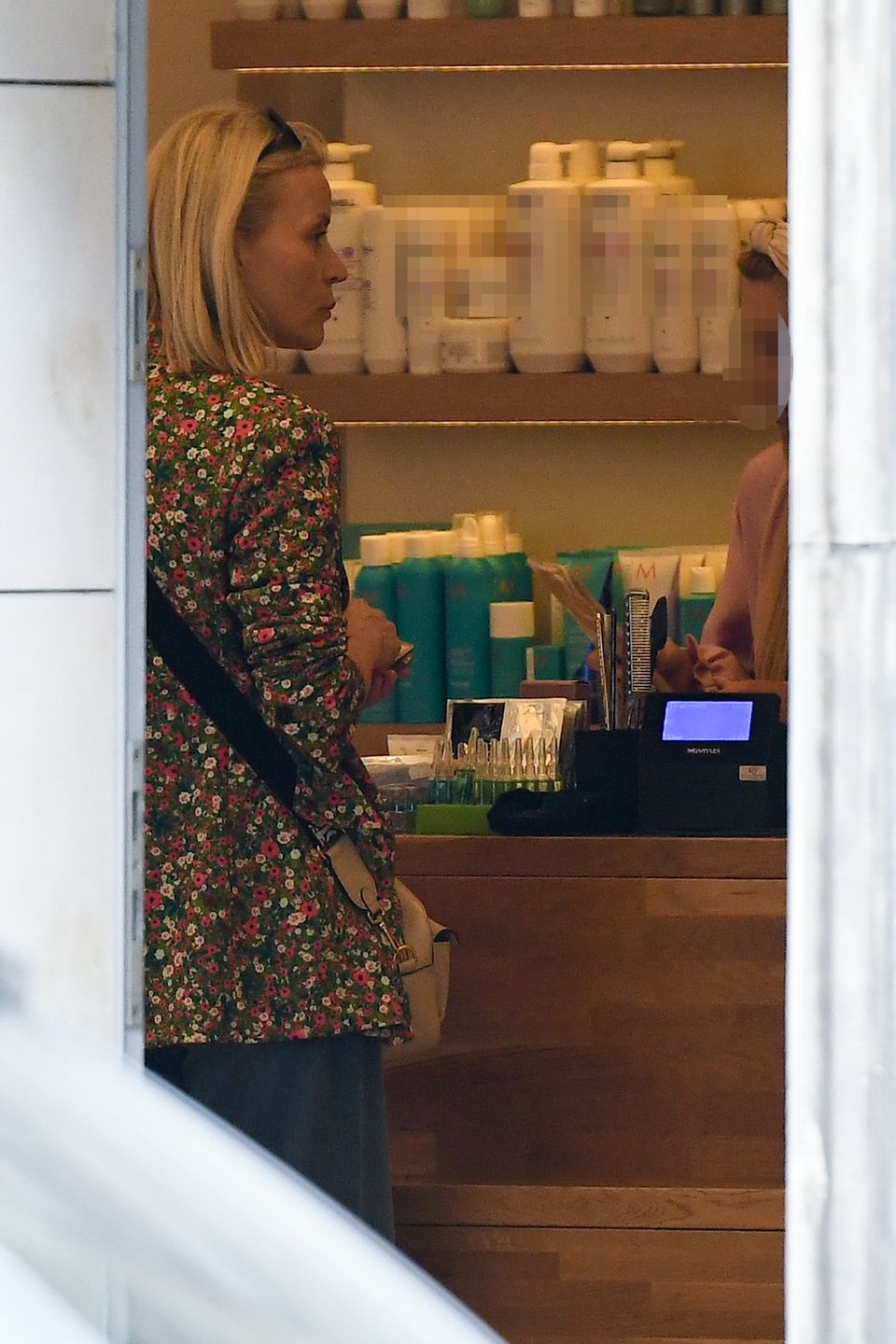 Zabiegana Małgorzata Foremniak robi "shopping" w centrum Warszawy