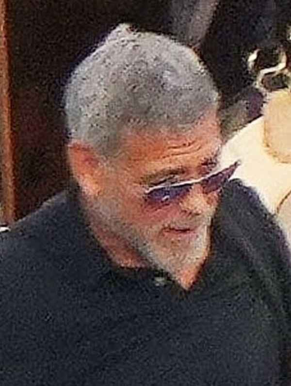 George i Amal Clooney wysiadają z prywatnego samolotu we Francji